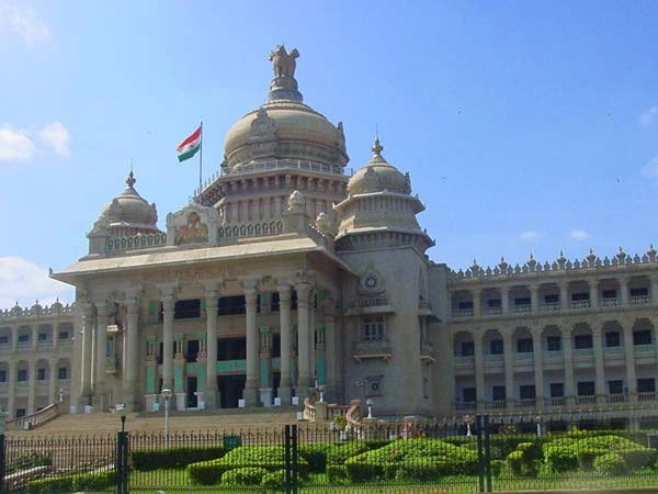 ಸ್ಥಳೀಯರಿಗೆ ಉಸ್ತುವಾರಿ ಸ್ಥಾನ ನೀಡಿದರೆ ಒಳಿತು
