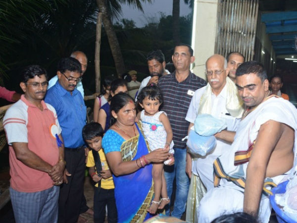 ದೇವಿಯ ಶೇಷವಸ್ತ್ರ ವಿತರಣೆ ದೇವಿಯ ಶೇಷವಸ್ತ್ರ ವಿತರಣೆ