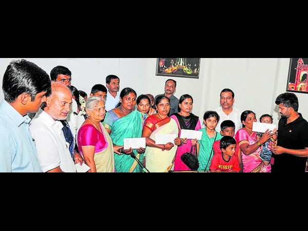  ಬಿಕ್ಕಳಿಸಿ ಅತ್ತ ಹೆಣ್ಣು ಮಕ್ಕಳು 