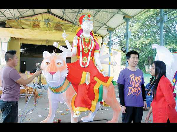  ಸೆಲ್ಫಿ ಕ್ಲಿಕ್ಕಿಸಿಕೊಂಡ ಜನ 