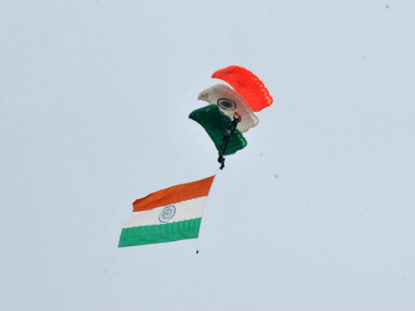  ಹಗ್ಗದ ಮೂಲಕ ಇಳಿದರು 