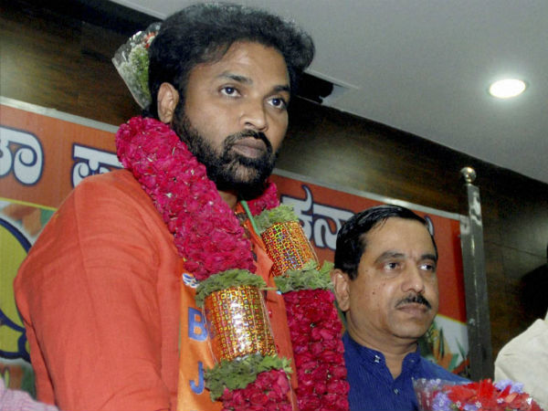 ಯಾರು ಮಾತನಾಡುತ್ತಿದ್ದಾರೆ?