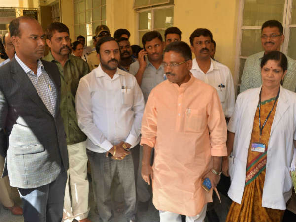 ಉಗ್ರಪ್ಪ ಕುಟುಂಬಕ್ಕಿರುವುದು ಒಂದೇ ಕಾರು!