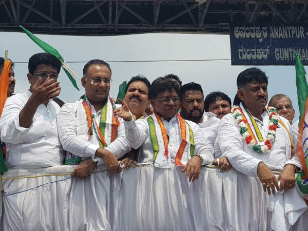 ಸ್ಥಿರಾಸ್ತಿಯಲ್ಲಿ ಉಗ್ರಪ್ಪ ಹೆಂಡತಿಗಿಂತ ಬಡವ