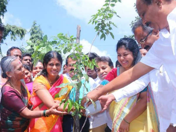 ಬಿಬಿಎಂಪಿ ಆವರಣದಲ್ಲಿ ಗಿಡ ನೆಟ್ಟರು