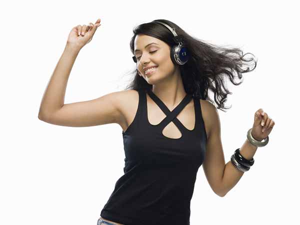What is the difference between listening and hearing