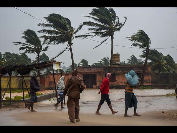 ತಿತ್ಲಿಗೆ ಆಂಧ್ರದಲ್ಲಿ ಎಂಟು ಮಂದಿ ಬಲಿ