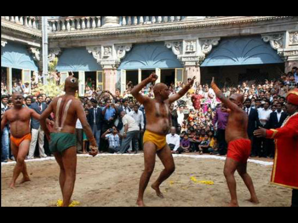 Vajramusti kalaga in Mysuru palae on last day of dasara