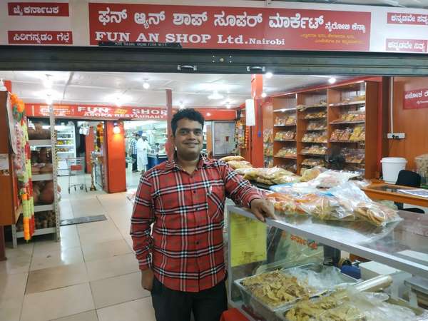 ಸೂಪರ್ ಮಾರ್ಕೆಟ್ ನಲ್ಲಿ ಗೋಲಿಬಜ್ಜಿ, ಚಕ್ಕುಲಿ... ಸೂಪರ್ ಮಾರ್ಕೆಟ್ ನಲ್ಲಿ ಗೋಲಿಬಜ್ಜಿ, ಚಕ್ಕುಲಿ...