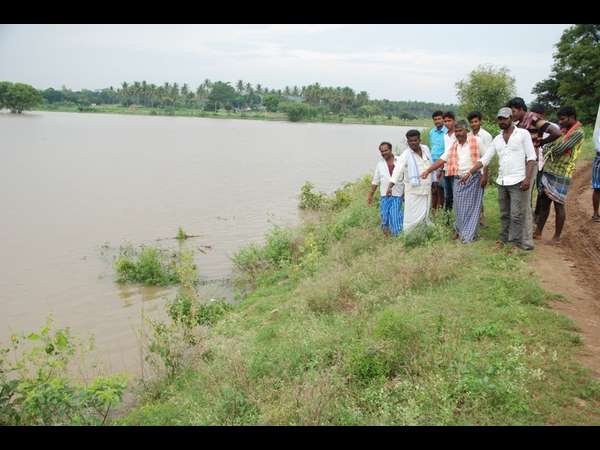  ಕೆರೆ ನೋಡಲು ಬರುತ್ತಿರುವ ರೈತರು 