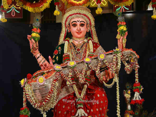 ಶೋಭಾಯಾತ್ರೆ ಸಾಗುವ ಬೀದಿಗಳ ಇಕ್ಕೆಲಗಳಲ್ಲೂ ಸಹಸ್ರಾರು ಭಕ್ತಾದಿಗಳು 
