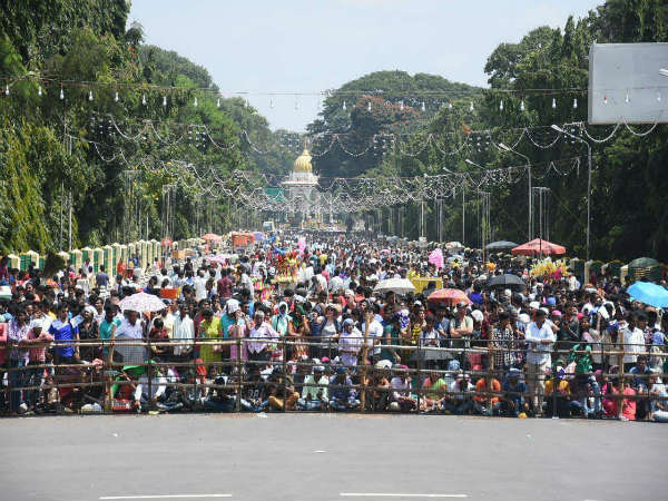 ಜನಸ್ತೋಮದ ಹರ್ಷೋದ್ಘಾರ