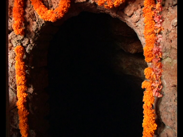  ಸಣ್ಣ ಸಣ್ಣ ಹಲವಾರು ಗುಹೆಗಳು 