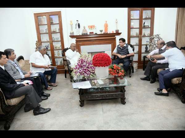 Devegowda meets Gadkari on Mekedaatu project 