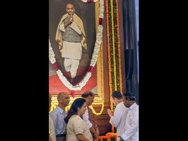 ಸಾರ್ವಜನಿಕ ಕಾರ್ಯಕ್ರಮದಿಂದ ದೂರ ಸಾರ್ವಜನಿಕ ಕಾರ್ಯಕ್ರಮದಿಂದ ದೂರ