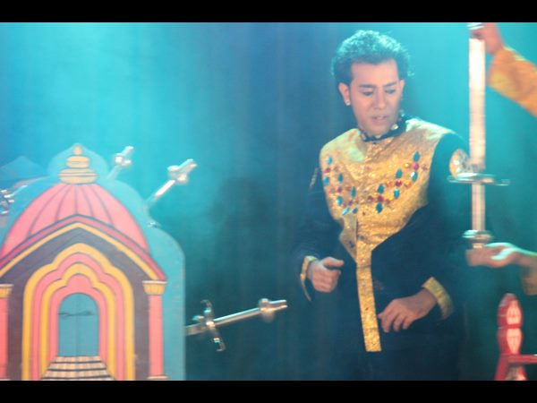 ಪ್ರಪಂಚದಾದ್ಯಂತ ಸರ್ಕಾರ್ ಪ್ರದರ್ಶನ ನೀಡಿದ್ದಾರೆ