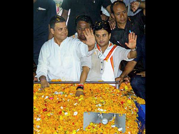 ರಾಹುಲ್ ಕಚೇರಿಗೆ ಎಡತಾಕುತ್ತಿರುವ ಹಿರಿಯ ನಾಯಕರು ರಾಹುಲ್ ಕಚೇರಿಗೆ ಎಡತಾಕುತ್ತಿರುವ ಹಿರಿಯ ನಾಯಕರು