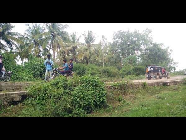  ಮಣ್ಣು ತುಂಬಿ ಮುಚ್ಚಿ ಹೋಗಿದೆ 