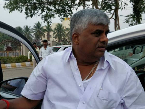 ಸುಧಾರಿಸಿಕೊಳ್ಳುತ್ತಿದ್ದಾರೆ