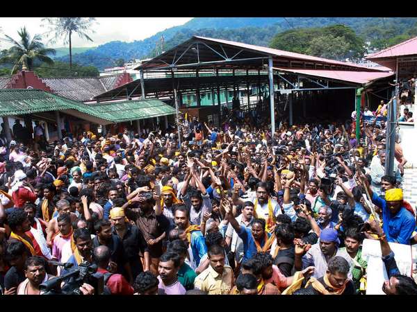 ದೇವಾಲಯ ಪ್ರವೇಶಕ್ಕೆ ಯತ್ನಿಸಿದ ಮಹಿಳೆಯರು