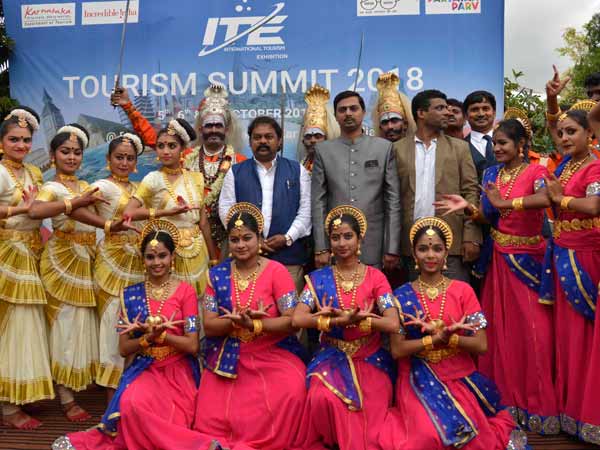 ಸಮುದ್ರ ತೀರಗಳು ಬಹಳ ಆಕರ್ಷಣೀಯವಾಗಿವೆ