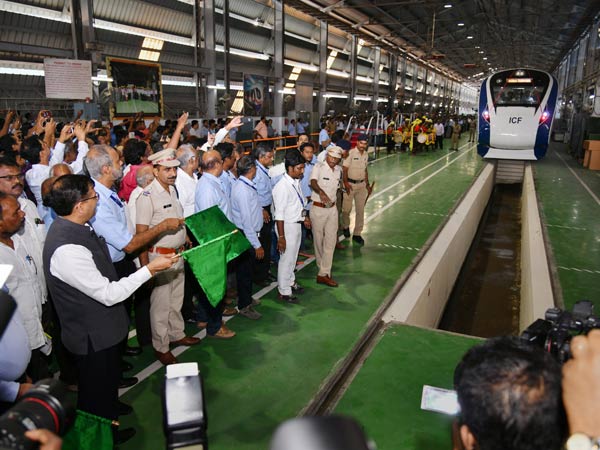  ಯಂತ್ರಗಳ ಸಹಾಯದಿಂದ ಚಲಿಸುವ ರೈಲು