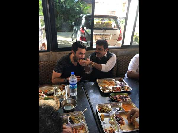 Minister Zameer Ahmed pays tips of 25 thousand to chef in mangalore