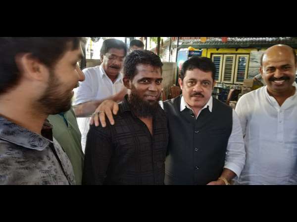 Minister Zameer Ahmed pays tips of 25 thousand to chef in mangalore