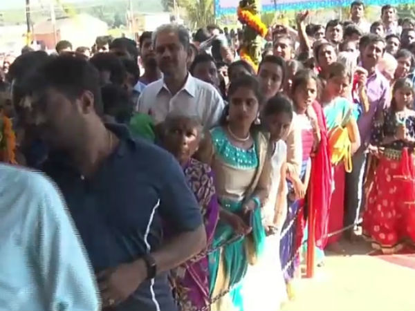 ವರ್ಷಕ್ಕೊಮ್ಮೆ ದರ್ಶನ ವರ್ಷಕ್ಕೊಮ್ಮೆ ದರ್ಶನ