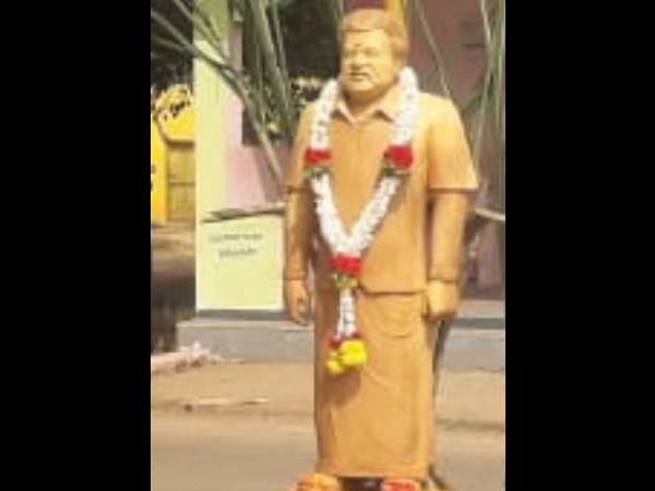 ಗ್ರಾಮದಲ್ಲಿ ಪ್ರತಿಷ್ಠಾಪನೆ 