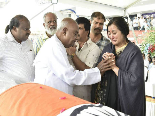 ಅತ್ತು-ಅತ್ತು ಹಣ್ಣಾದ ಸುಮಲತಾ