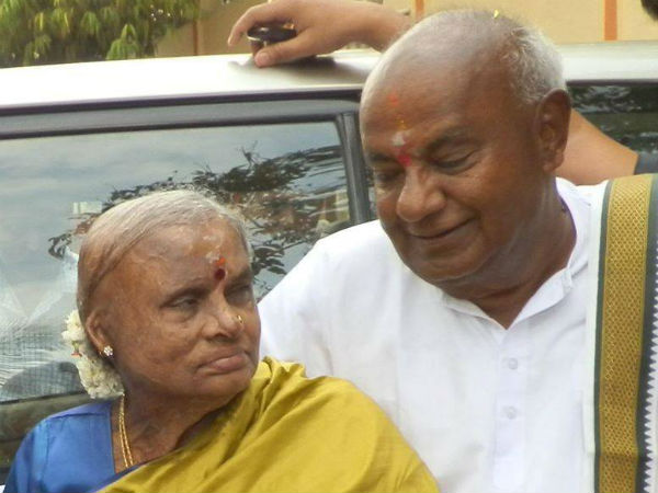 ಕೊಟ್ಟಿಗೆಯಲ್ಲಿ ಒಡವೆ ಕಳಚಿ ಕೊಟ್ಟಿದ್ದ ಚೆನ್ನಮ್ಮರನ್ನು ಸ್ಮರಿಸಿದರು