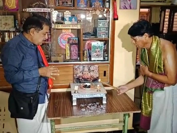  ಹರಿದು ಬರುತ್ತಿದೆ ಭಕ್ತರ ದಂಡು 