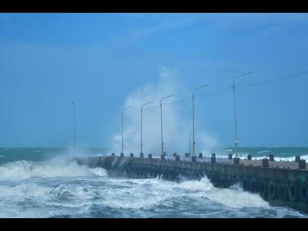 'ಗಜ' ಆರ್ಭಟಕ್ಕೆ ಎತ್ತರೆತ್ತರಕ್ಕೆ ಸಮುದ್ರ ಅಲೆಗಳು