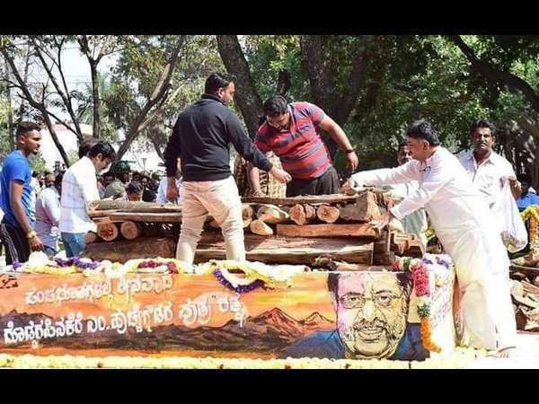 ಇಕ್ಕೆಲಗಳಲ್ಲಿ ಭಾರೀ ಜನಸ್ತೋಮ 