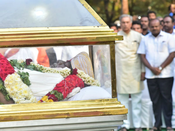 ಅಂತಿಮಯಾತ್ರೆ ಸಾಗುವ ಹದಿಮೂರು ಕಿಲೋಮೀಟರ್ 