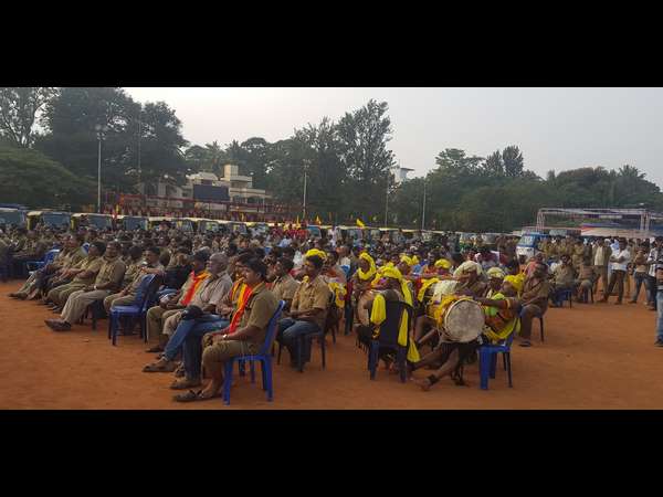 ಸಭ್ಯತೆಯ ಬೋರ್ಡ್‌ ವಿತರಣೆ