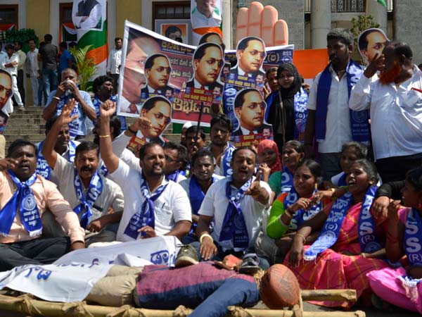 ಬೂಟು ಕಾಲಿನಿಂದ ಹಲ್ಲೆಯನ್ನು ನಡೆಸಿದ್ದಾರೆ