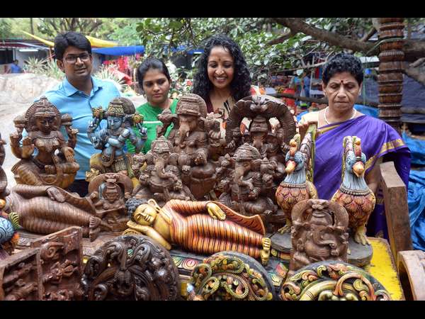 ಕರಕುಶಲ ವಸ್ತುಗಳ ಪ್ರದರ್ಶನ ಹಾಗೂ ಮಾರಾಟ ಕರಕುಶಲ ವಸ್ತುಗಳ ಪ್ರದರ್ಶನ ಹಾಗೂ ಮಾರಾಟ