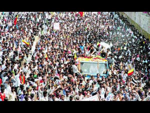 ಮಾಧ್ಯಮಗಳ ಓಬಿ ವಾಹನದ ಮೇಲೂ ಕಲ್ಲುತೂರಾಟ 