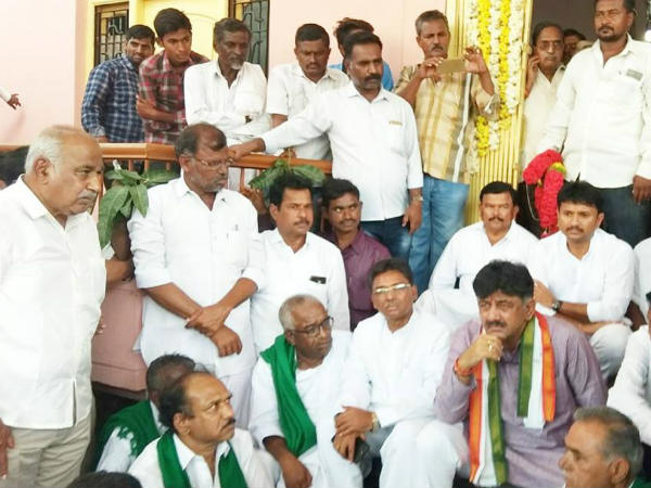 DK Shivakumar talked to farmers who were protesting in Belgavi 