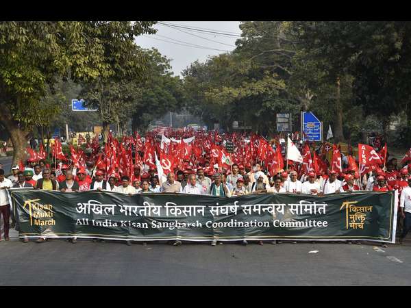 Farmer march towards parliment, police deployed to stop them 