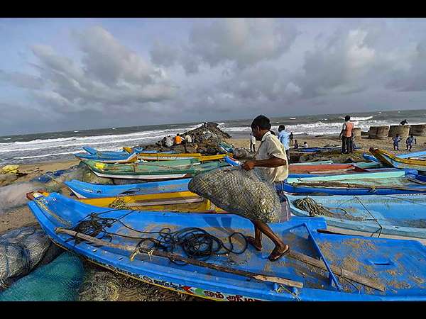 ಗಂಟೆಗೆ 120 ಕಿ.ಮೀ ವೇಗದಲ್ಲಿ ಚಲಿಸುವ ಚಂಡಮಾರುತ 