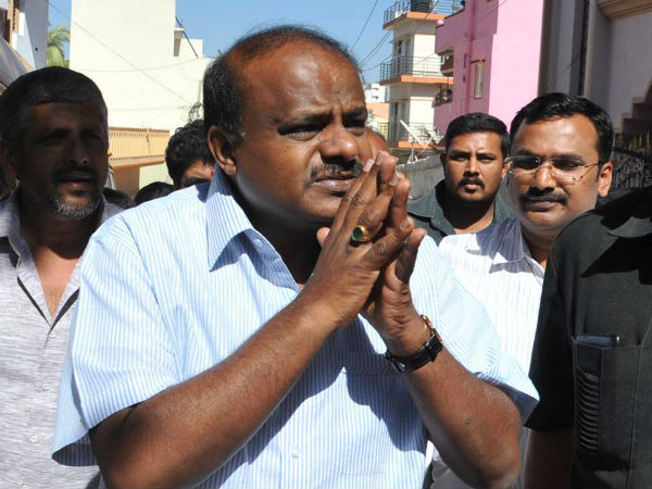 Kumaraswamy will launch mobile bank to street vendors Kumaraswamy will launch mobile bank to street vendors
