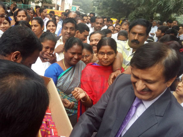 ಆಟೋರಿಕ್ಷಾದ ಮೂಲಕ ಕ್ರಮಿಸಿ ಬಂದರು ಆಟೋರಿಕ್ಷಾದ ಮೂಲಕ ಕ್ರಮಿಸಿ ಬಂದರು