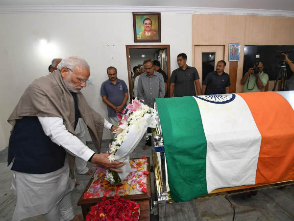 ಅಂತಿಮ ನಮನ ಸಲ್ಲಿಸಿದ ಮೋದಿ