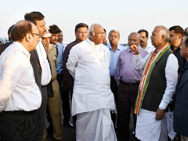 ಅಧಿಕಾರಿಗಳು ಮಾತ್ರ ಇದ್ದರು