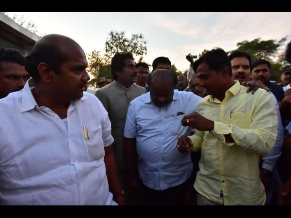 ರೈತರೊಂದಿಗೆ ಸಾಕ್ಷ್ಯಚಿತ್ರ ವೀಕ್ಷಣೆ ರೈತರೊಂದಿಗೆ ಸಾಕ್ಷ್ಯಚಿತ್ರ ವೀಕ್ಷಣೆ