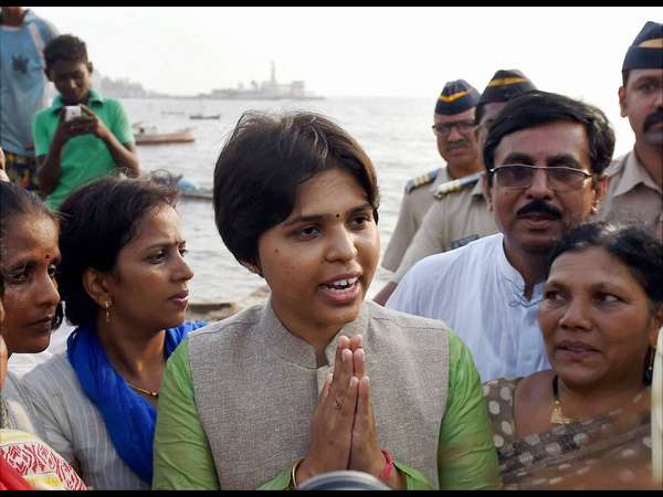 Sabarimala issue: Protester gather outside Cochin Airport to stop Trupti Desai Sabarimala issue: Protester gather outside Cochin Airport to stop Trupti Desai
