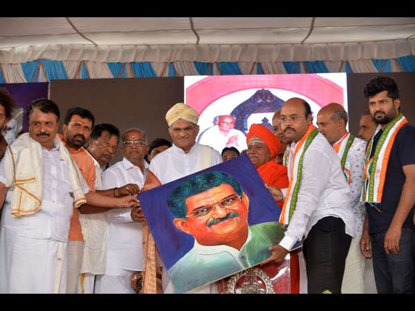 MP Pratap Simha praised Hegde on the programme 